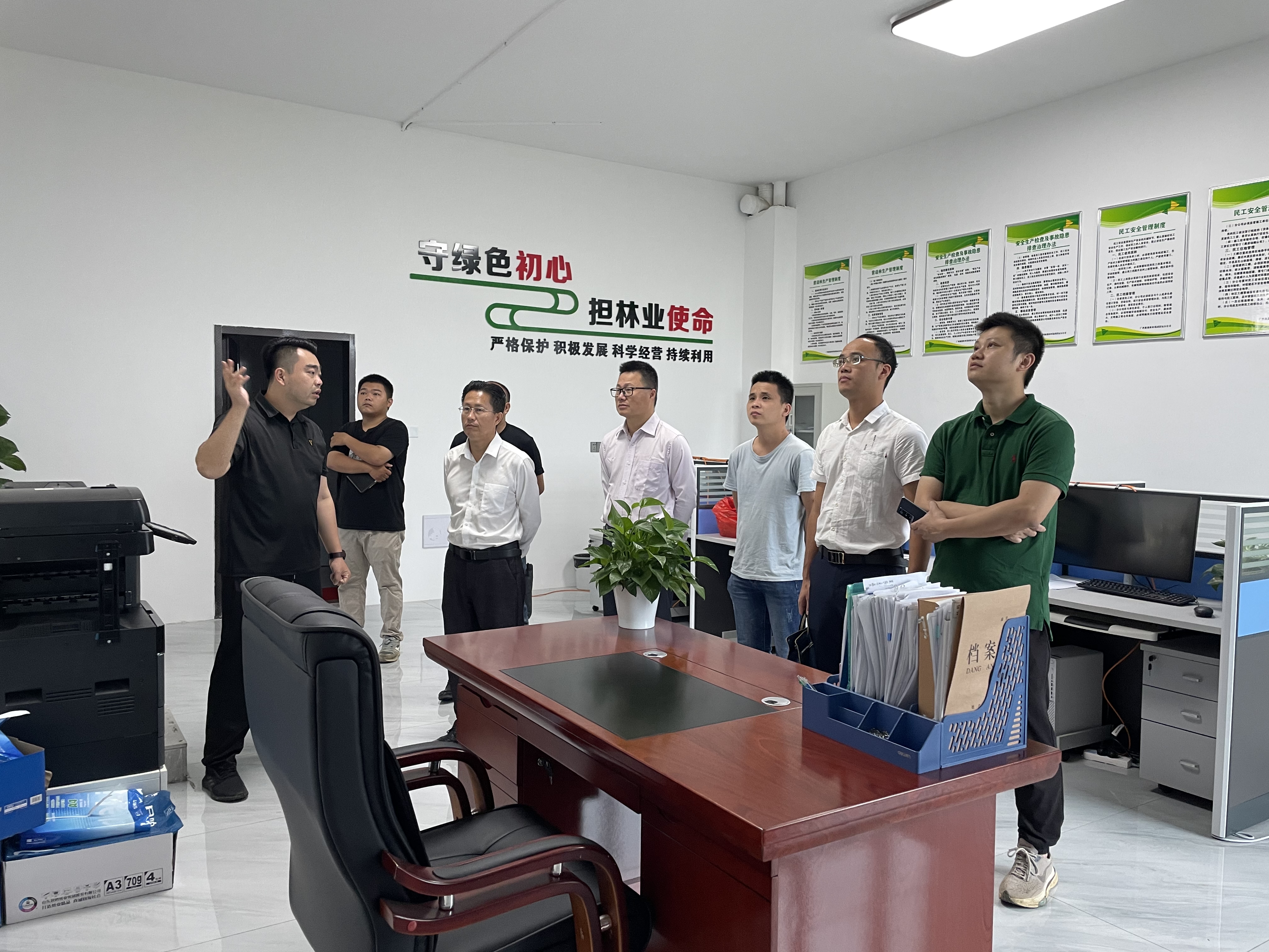 肖副董一行旁观延安分公司进度表3(李含香摄).jpg 肖副董一行旁观延安分公司进度表3(李含香摄).jpg