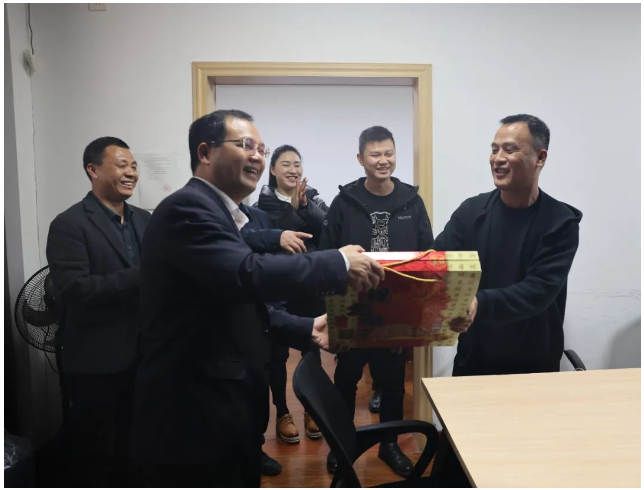 新春开工鼓劲头，，，凝心聚力启征程 | 韦宏带队发展节后复工走访慰问