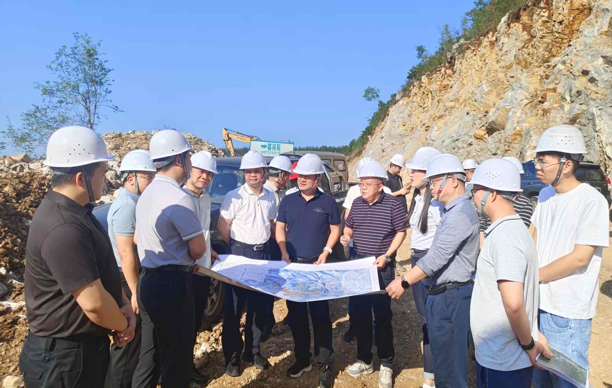 杨毅县长到龙坪石灰岩矿区调研领导工作